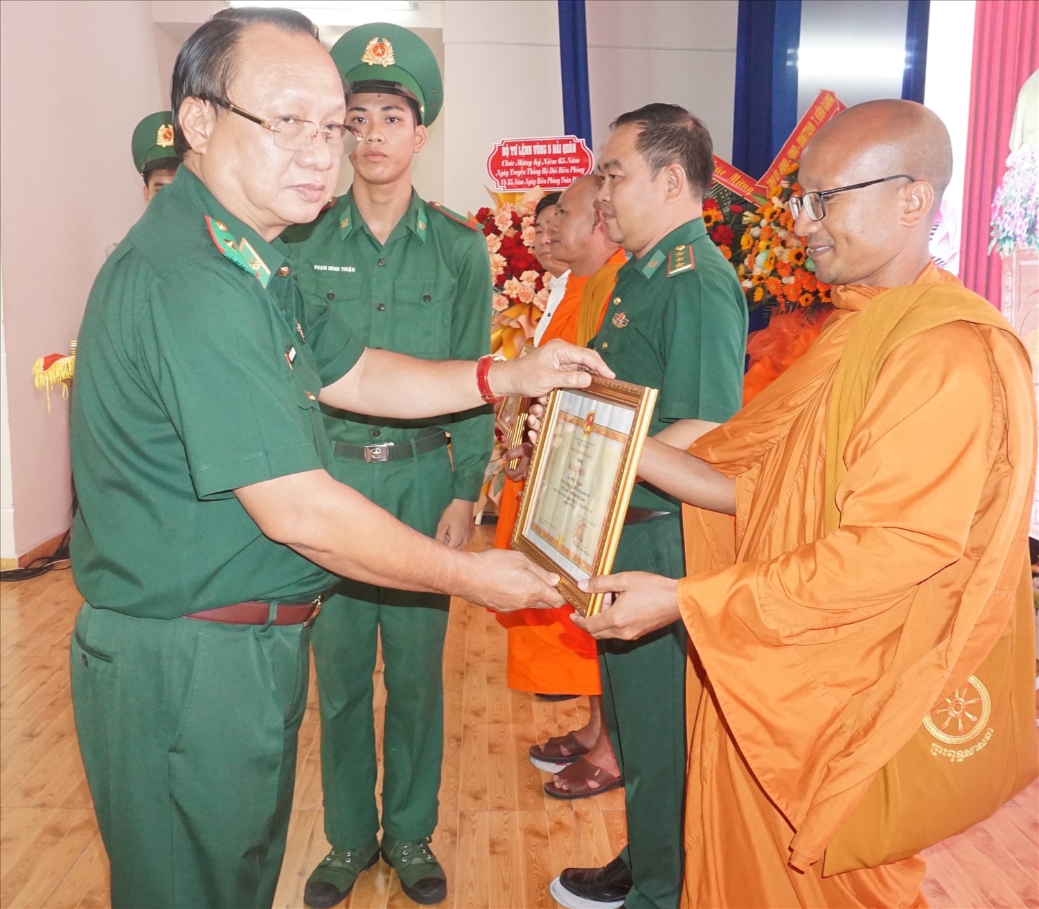 Thiếu tướng Nguyễn Hoài Phương, trao bằng khen của Bộ Tư Lệnh BĐBP đến Đại đức En Thun Trụ trì chùa Giồng Kè, xã Phú Lợi, huyện Giang Thành (Kiên Giang) Thiếu tướng Nguyễn Hoài Phương trao Kỷ niệm chương