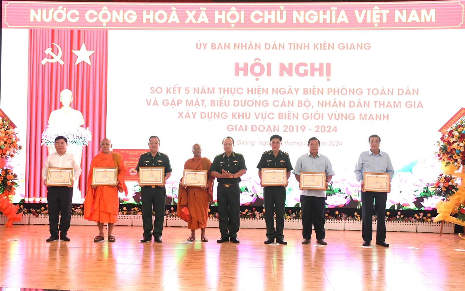 Thiếu tướng Nguyễn Hoài Phương, trao bằng khen của Bộ Tư Lệnh BĐBP đến các tập thể và cá nhân đã có thành tích xuất sắc trong thực hiện Ngày biên phòng toàn dân giai đoạn 2019-2024 Thiếu tướng Nguyễn Hoài Phương, trao bằng khen của Bộ Tư Lệnh BĐBP đến các tập thể và cá nhân đã có thành tích xuất sắc trong thực hiện Ngày biên phòng toàn dân giai đoạn 2019-2024