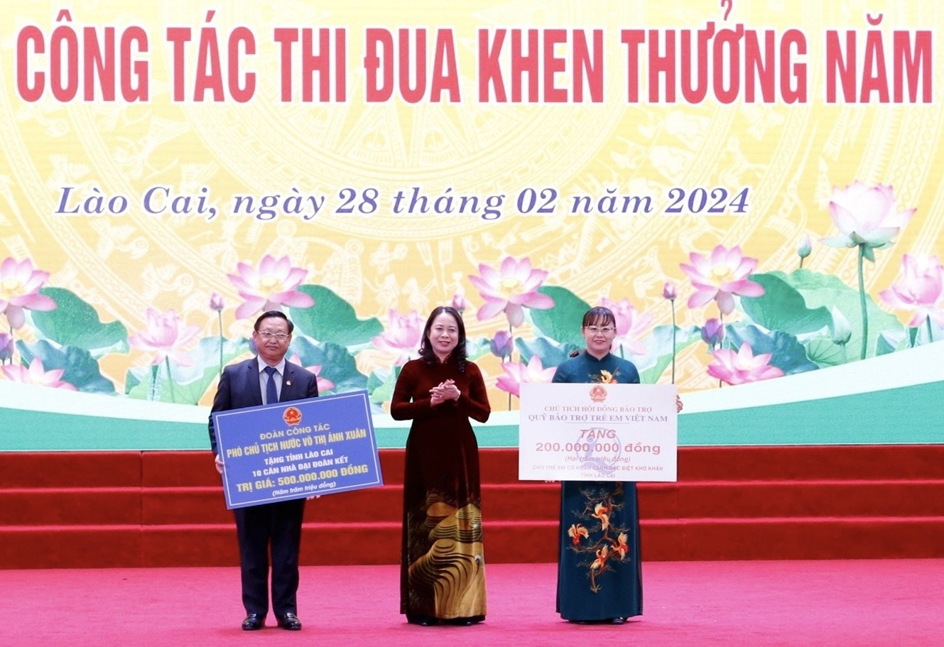 Phó Chủ tịch nước trao tặng 10 căn nhà Đại đoàn kết trị giá 500 triệu đồng và 200 triệu đồng cho trẻ em có hoàn cảnh khó khăn tỉnh Lào Cai Phó Chủ tịch nước trao tặng 10 căn nhà Đại đoàn kết trị giá 500 triệu đồng và 200 triệu đồng cho trẻ em có hoàn cảnh khó khăn tỉnh Lào Cai