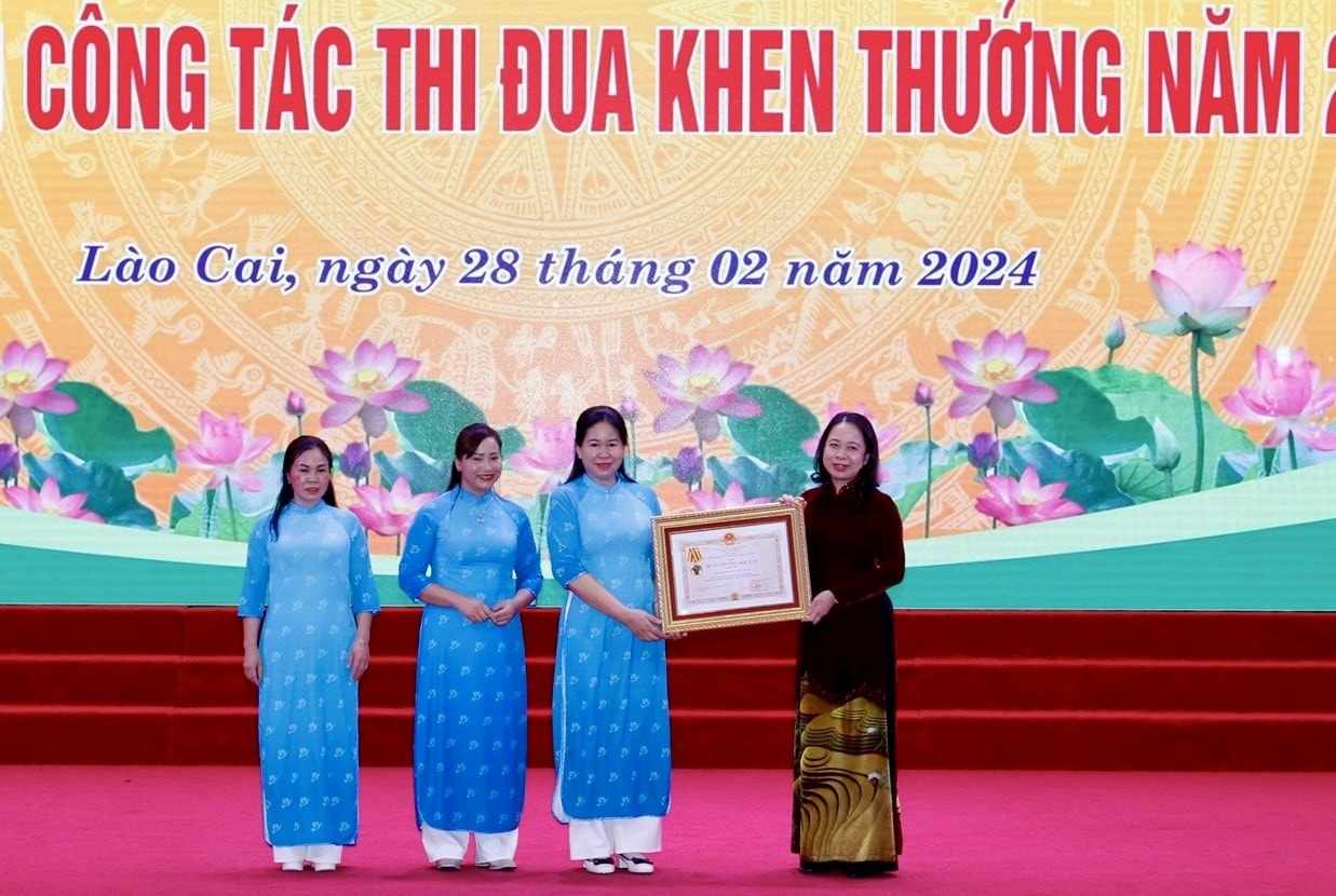 Phó Chủ tịch nước trao Huân chương Độc lập hạng Ba cho Hội Liên hiệp Phụ nữ Việt Nam tỉnh Lào Cai Phó Chủ tịch nước trao Huân chương Độc lập hạng Ba cho Hội Liên hiệp Phụ nữ Việt Nam tỉnh Lào Cai