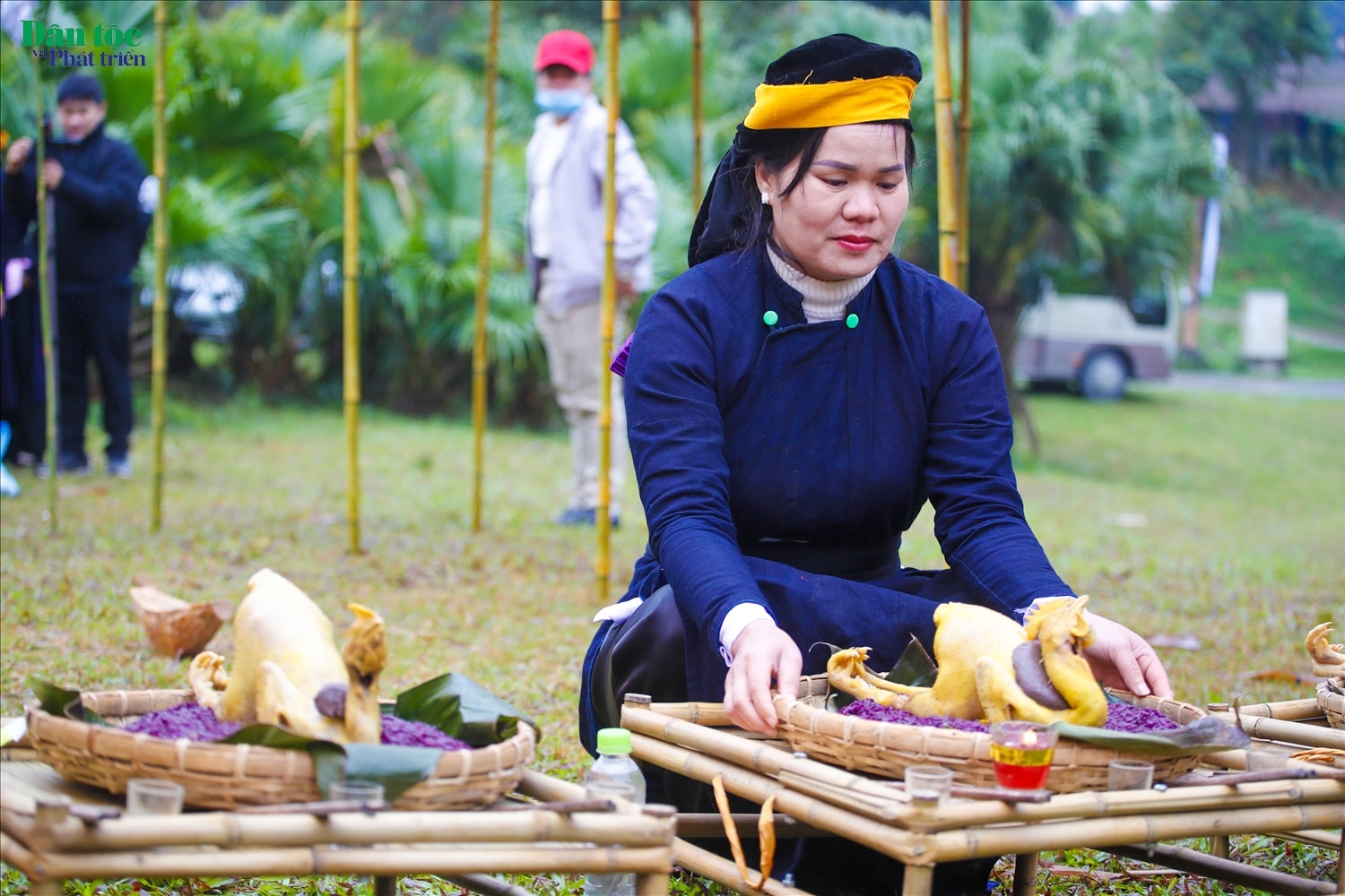 Trước khi diễn ra Lễ, đồng bào Tày phải chuẩn bị đầy đủ các lễ vật, bày trí không gian thờ trong nhà sàn, miếu thổ công và lán Hai