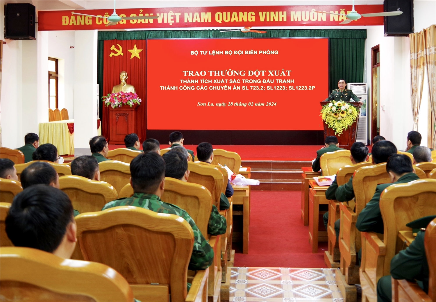 Quang cảnh buổi trao thưởng. (Ảnh: Vì Hiện)