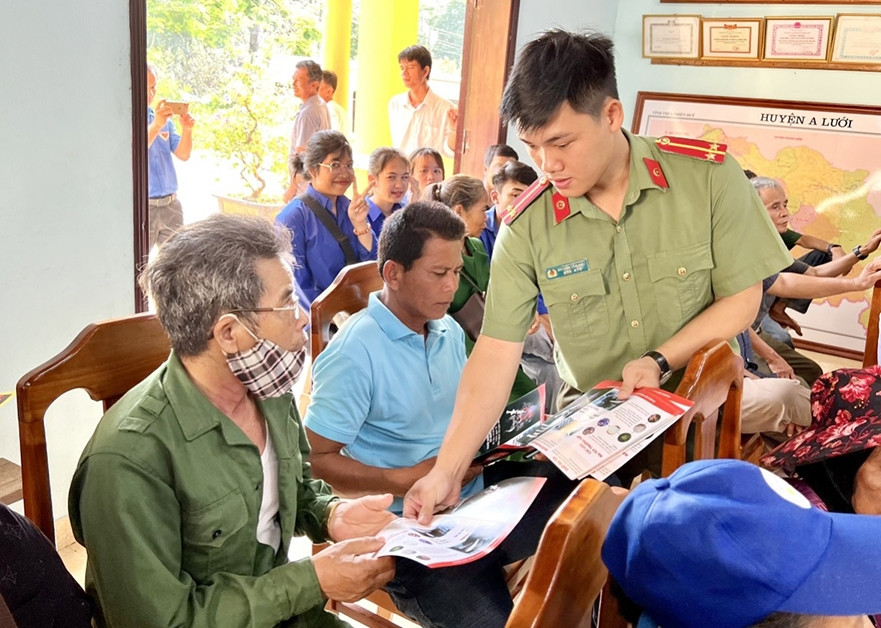 Công an tỉnh phát tờ rơi tuyên truyền về phòng, chống ma túy