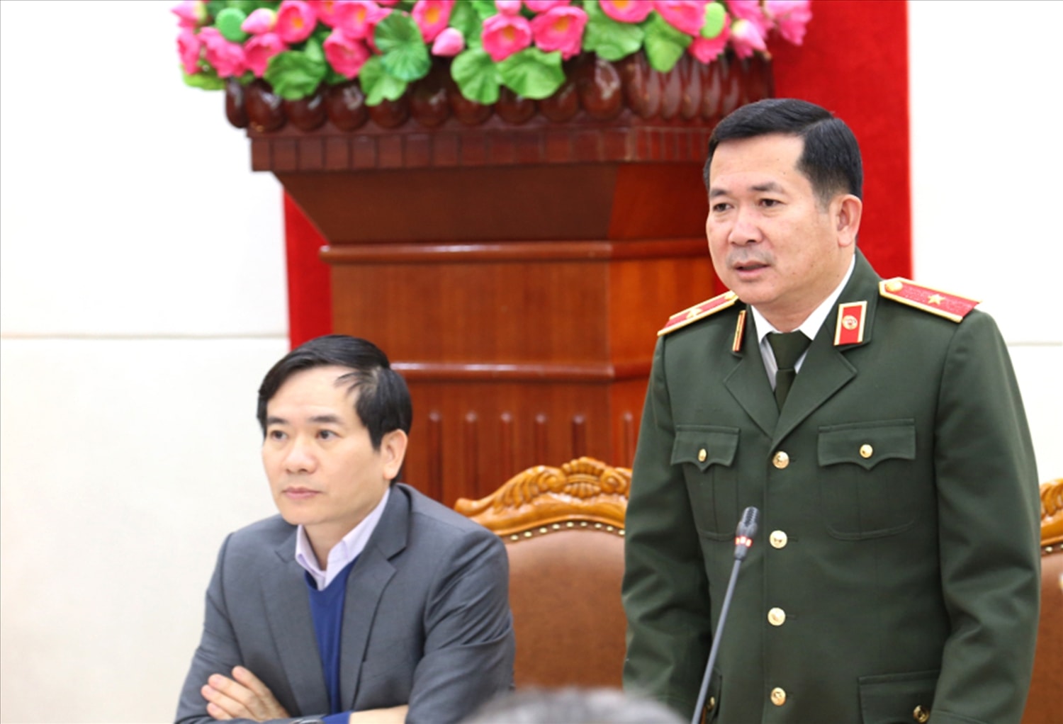 Thiếu tướng Đinh Văn Nơi, Giám đốc Công an tỉnh Quảng Ninh, phát biểu tại hội nghị Thiếu tướng Đinh Văn Nơi, Giám đốc Công an tỉnh Quảng Ninh, phát biểu tại hội nghị