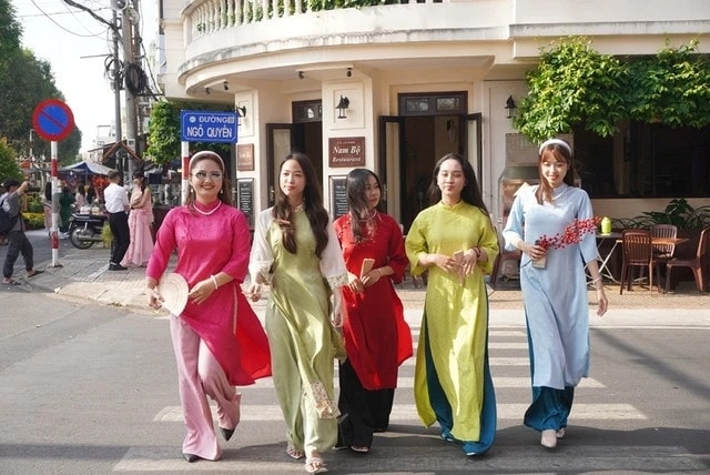 Người trẻ thích thú khi diện áo dài chụp ảnh dịp tết Người trẻ thích thú khi diện áo dài chụp ảnh dịp Tết