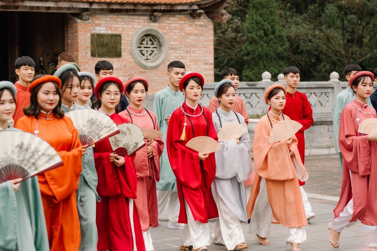 Giới trẻ hiện nay tự hào và yêu mến lựa chọn các bộ trang phục truyền thống. Giới trẻ hiện nay tự hào và yêu mến lựa chọn các bộ trang phục truyền thống