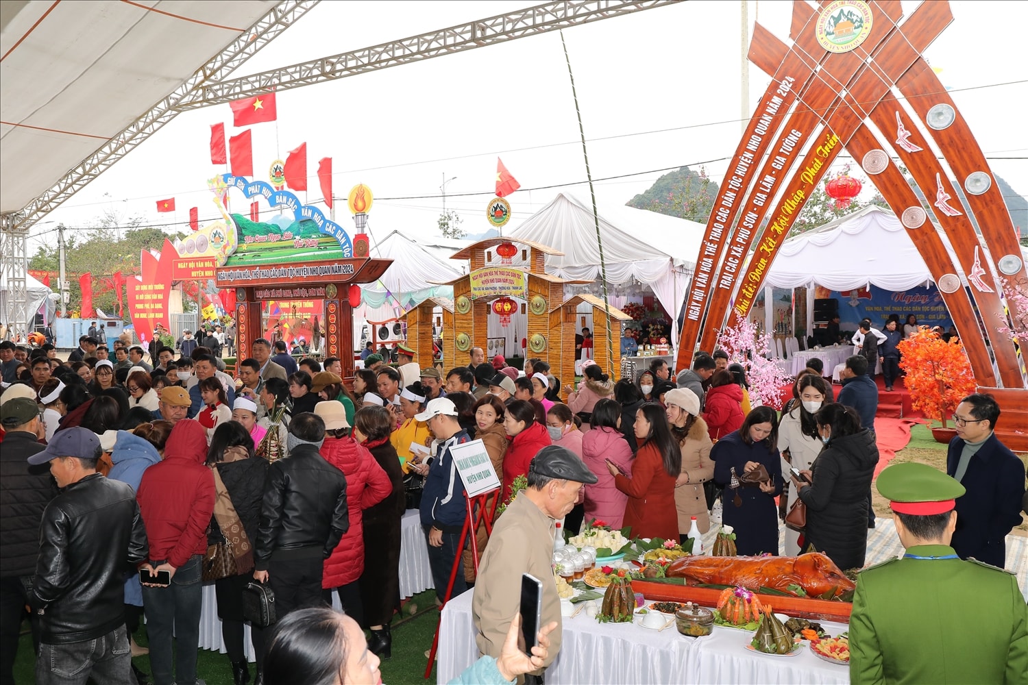 Ngày hội thu hút đông đảo du khách và Nhân dân tham gia Ngày hội thu hút đông đảo du khách và Nhân dân trên địa bàn