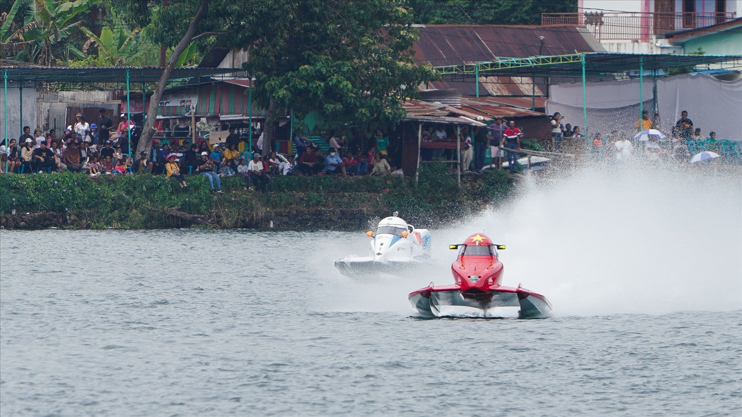 Jonas là chủ đường đua của Race 1