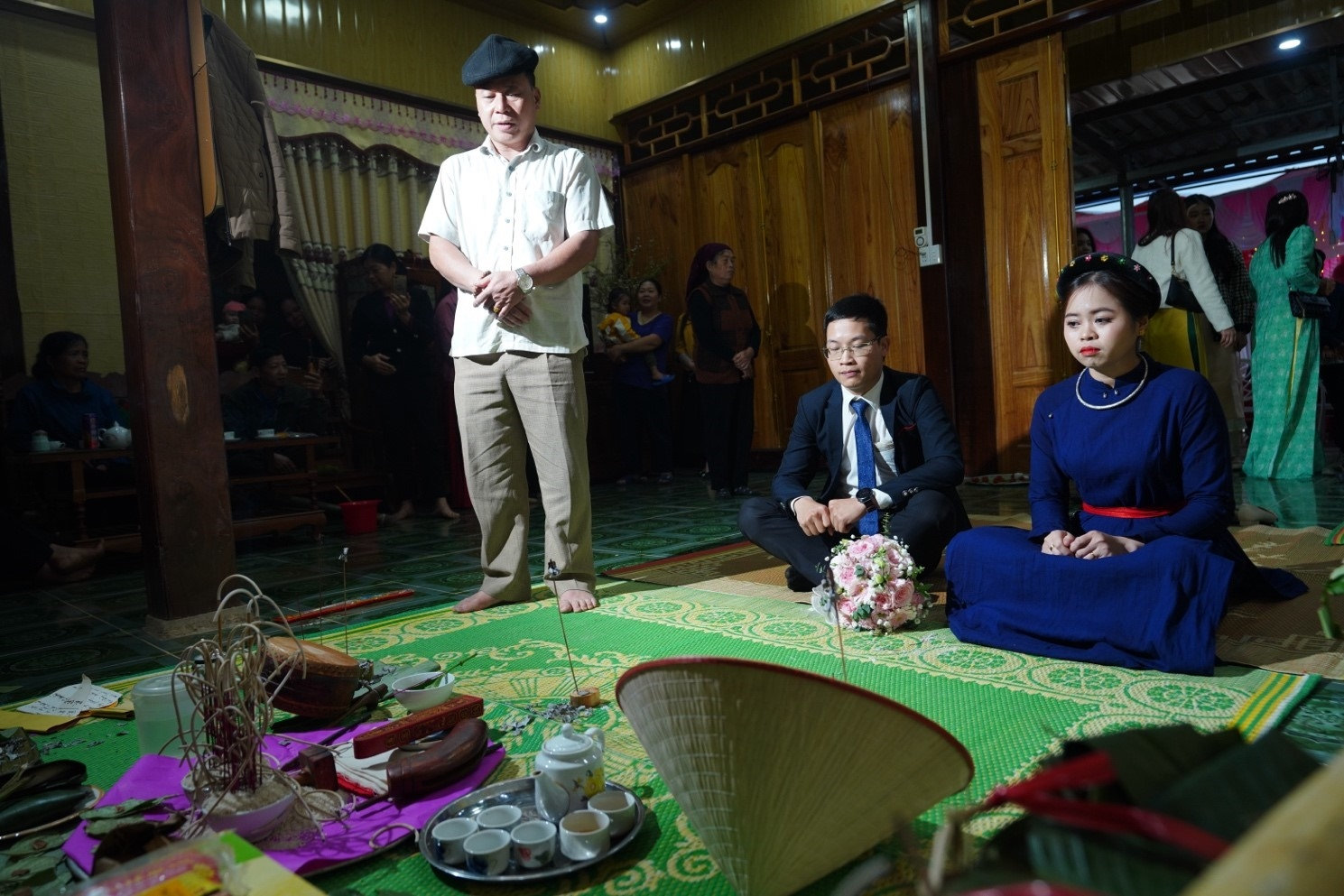 Cô dâu, chú rể báo cáo tổ tiên nhà gái.