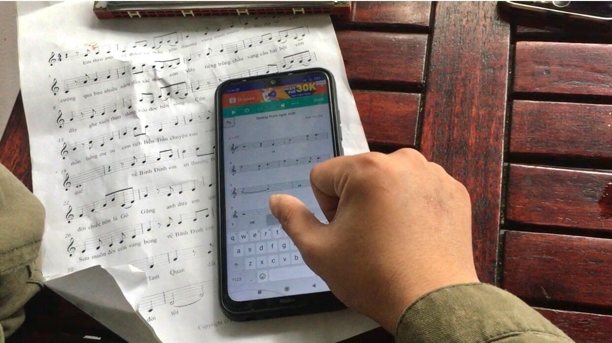 Anh Phương sáng tác nhạc chỉ bằng một ngón tay cái, các khác khác bị co rút không cử động được