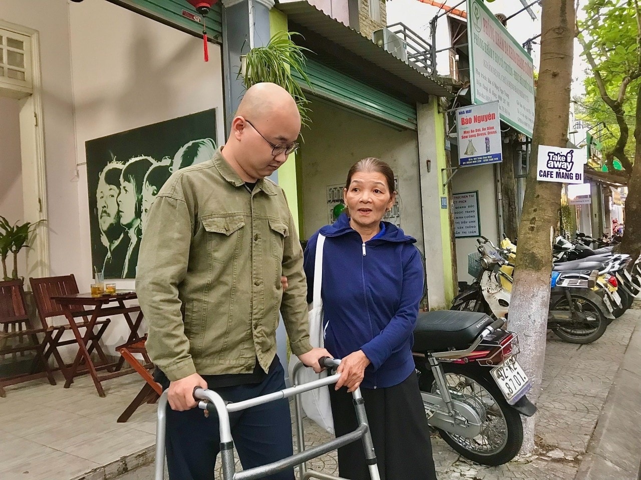 Sinh hoạt của anh Phương nhờ sự giúp đỡ của người mẹ