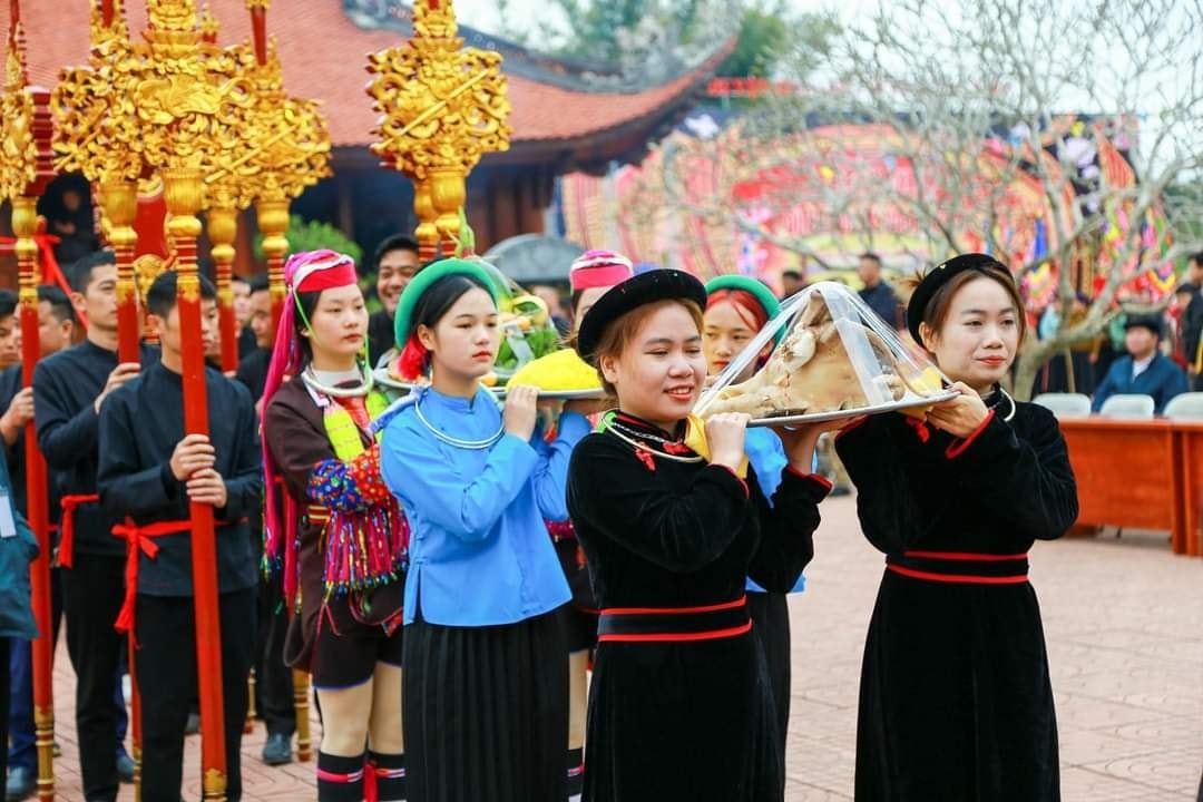 Ngay từ sáng sớm, không khí chuẩn bị cho lễ hội đình Lục Nà đã rất rộn ràng