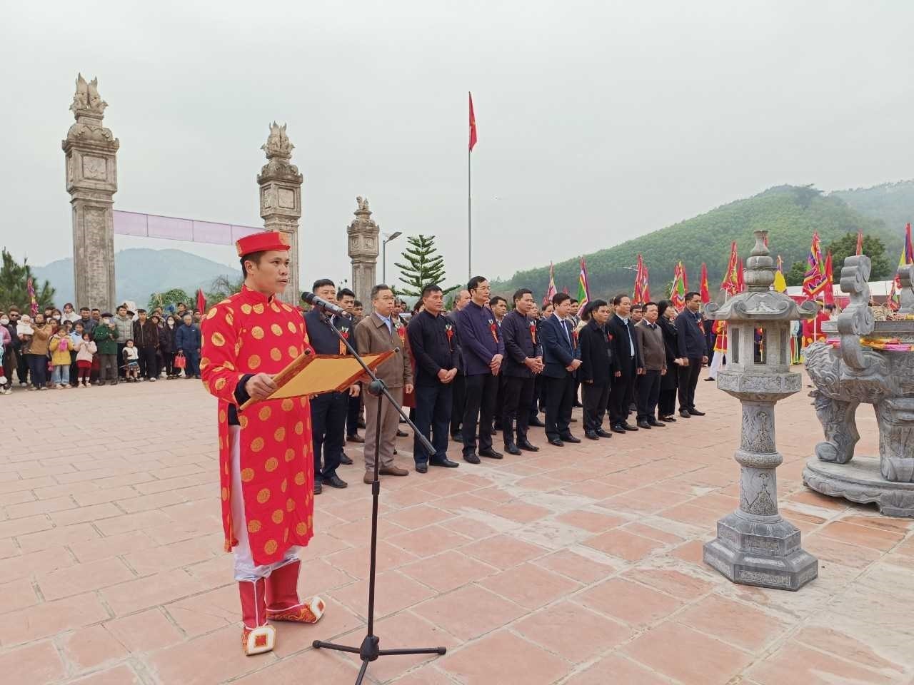 Các đại biểu và nhân dân dâng hương Đình Đồng Chức