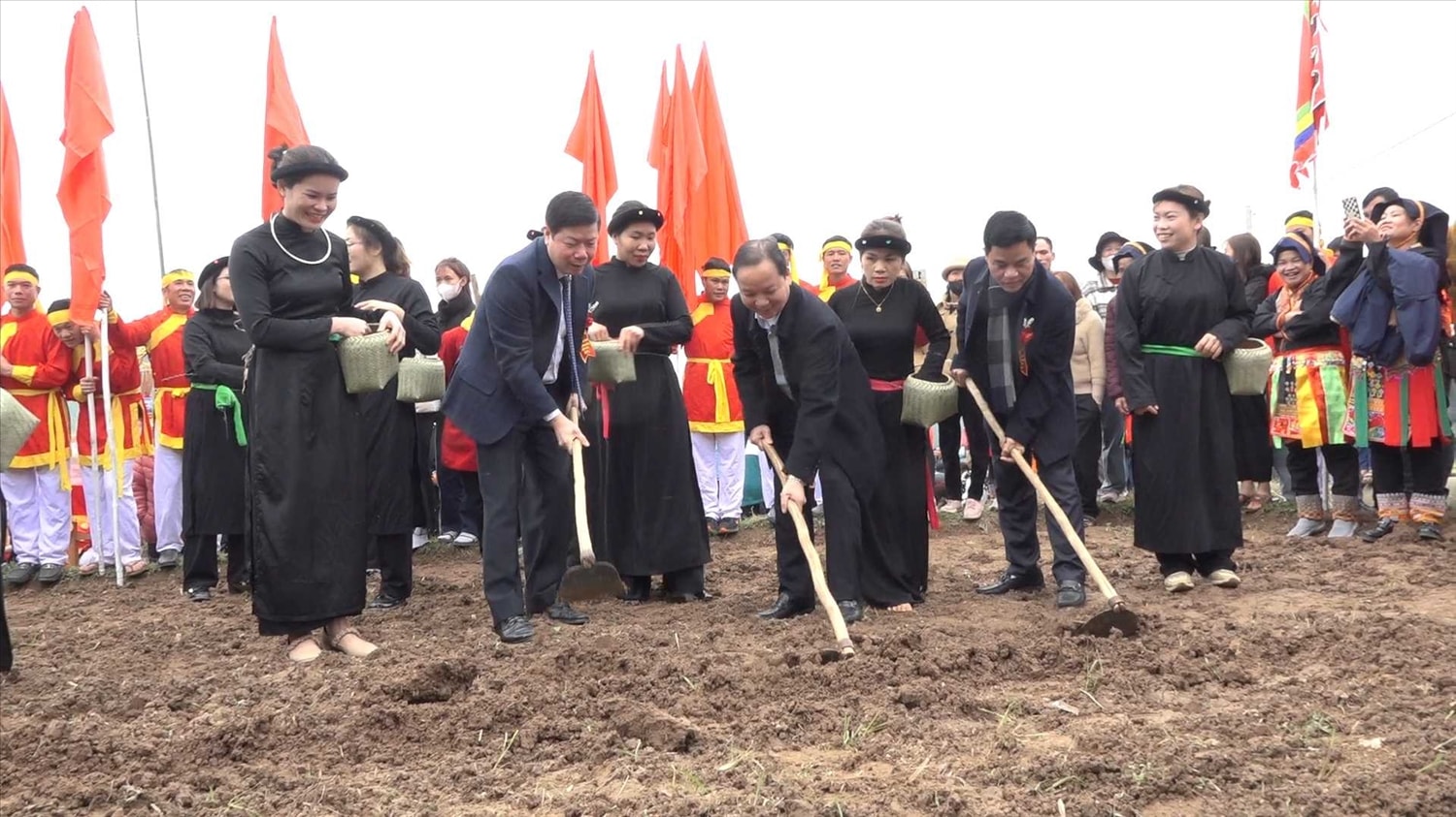 Nghi lễ cuốc hố, tra hạt cầu mong mưa thuận gió hòa, mùa màng bội thu