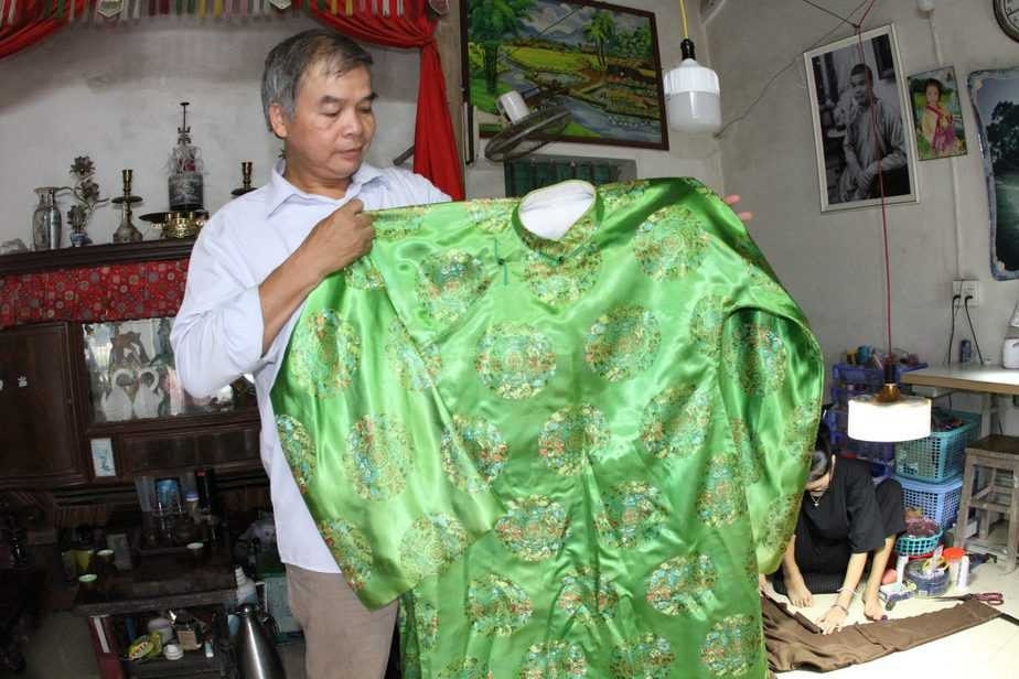 Ông Tám giới thiệu một chiếc áo dài truyền thống dành cho nam giới, dùng trong các dịp lễ, tết. Ông Tám giới thiệu một chiếc áo dài truyền thống dành cho nam giới, dùng trong các dịp lễ, tết.