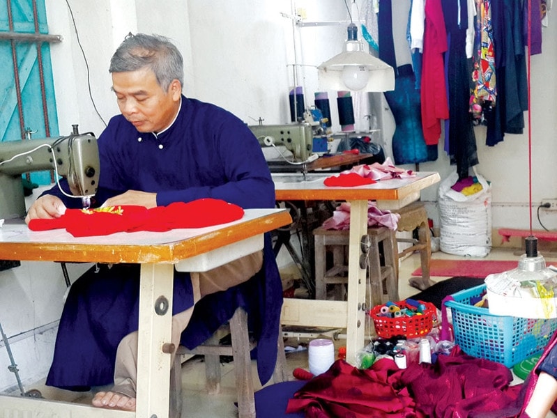 Ông Đỗ Minh Thường (tên thường gọi là Tám) ở xóm Đông, thôn Trạch Xá, đã có gần 40 năm gắn bó với nghề may truyền thống Ông Đỗ Minh Thường (tên thường gọi là Tám) ở xóm Đông, thôn Trạch Xá, đã có gần 40 năm gắn bó với nghề may truyền thống