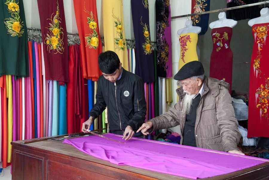 Nhiều gia đình đã gắn bó với nghề may áo dài từ đời này sang đời khác, trở thành cái “nghiệp” đã “ngấm” vào mình Nhiều gia đình đã gắn bó với nghề may áo dài từ đời này sang đời khác, trở thành cái “nghiệp” đã “ngấm” vào mình