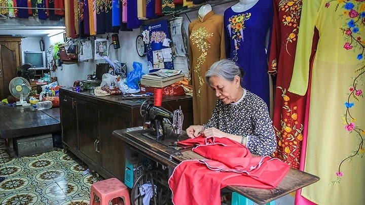 Bà Lê Thị Quyến, chủ hiệu áo dài Vinh Trạch, dù tuổi cao vẫn quyết tâm giữ nghề cho quê hương Bà Lê Thị Quyến, chủ hiệu áo dài Vinh Trạch, dù tuổi cao vẫn quyết tâm giữ nghề cho quê hương