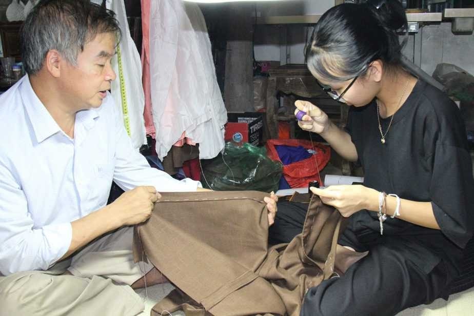 Áo dài của Trạch Xá được làm thủ công với bí quyết cầm kim tay dọc độc đáo Áo dài của Trạch Xá được làm thủ công với bí quyết cầm kim tay dọc độc đáo