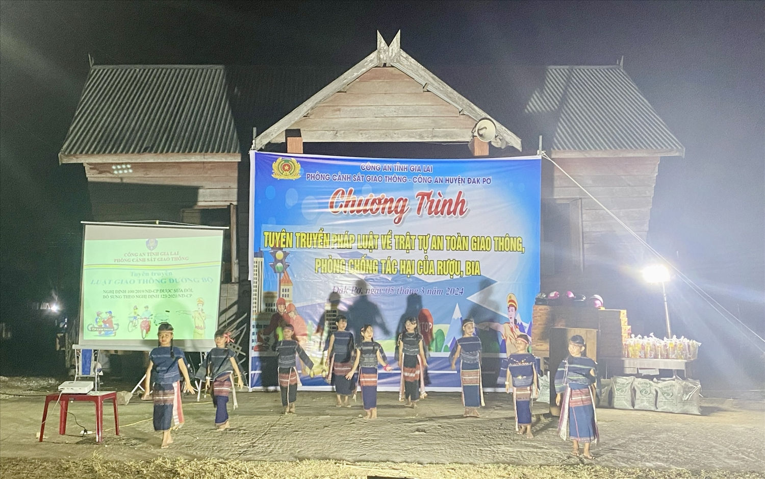 Người dân giao lưu văn nghệ tại buổi tuyên truyền an toàn giao thông