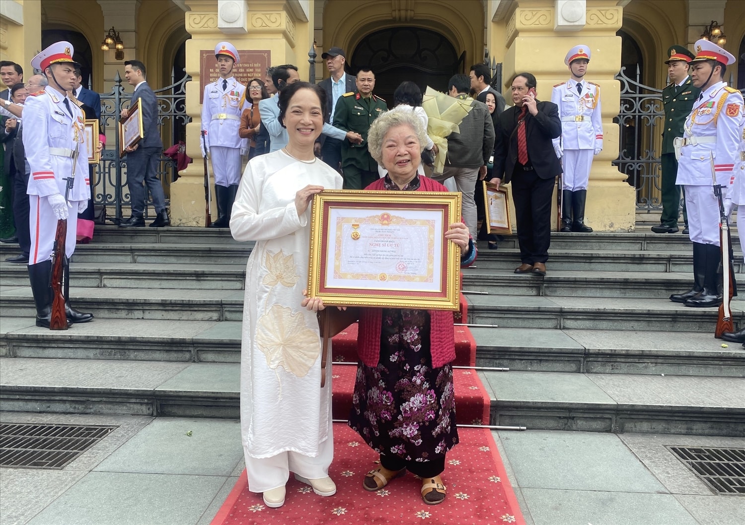 Nghệ sĩ Lê Mai - Nhà hát Kịch Hà Nội là nghệ sĩ cao tuổi nhất được phong tặng NSƯT khi đã 85 tuổi.