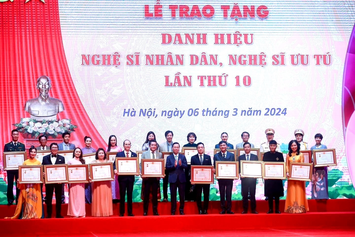 Chủ tịch nước Võ Văn Thưởng trao danh hiệu NSND cho các nghệ sĩ có nhiều cống hiến trong nghệ thuật.
