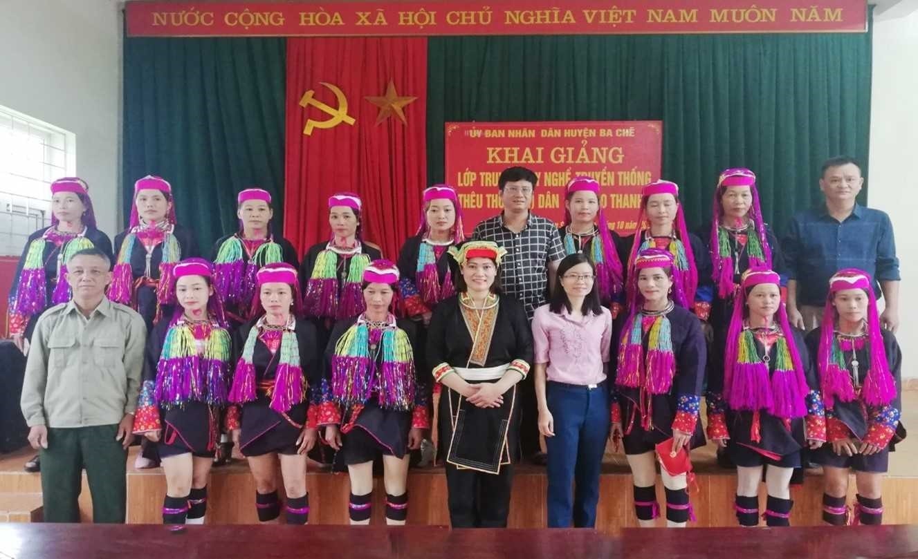 Khai giảng một lớp truyền dạy nghề truyền thống thêu thổ cẩm dân tộc Dao Thanh Y tại thôn Sơn Hải, xã Nam Sơn 