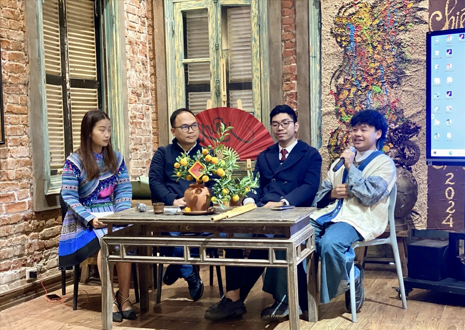 Nghệ sĩ trẻ Ly Mí Cường (ngoài cùng bên phải) cùng ThS. Trần Hoài (thứ hai từ trái qua) và anh Ngô Tiến Vinh