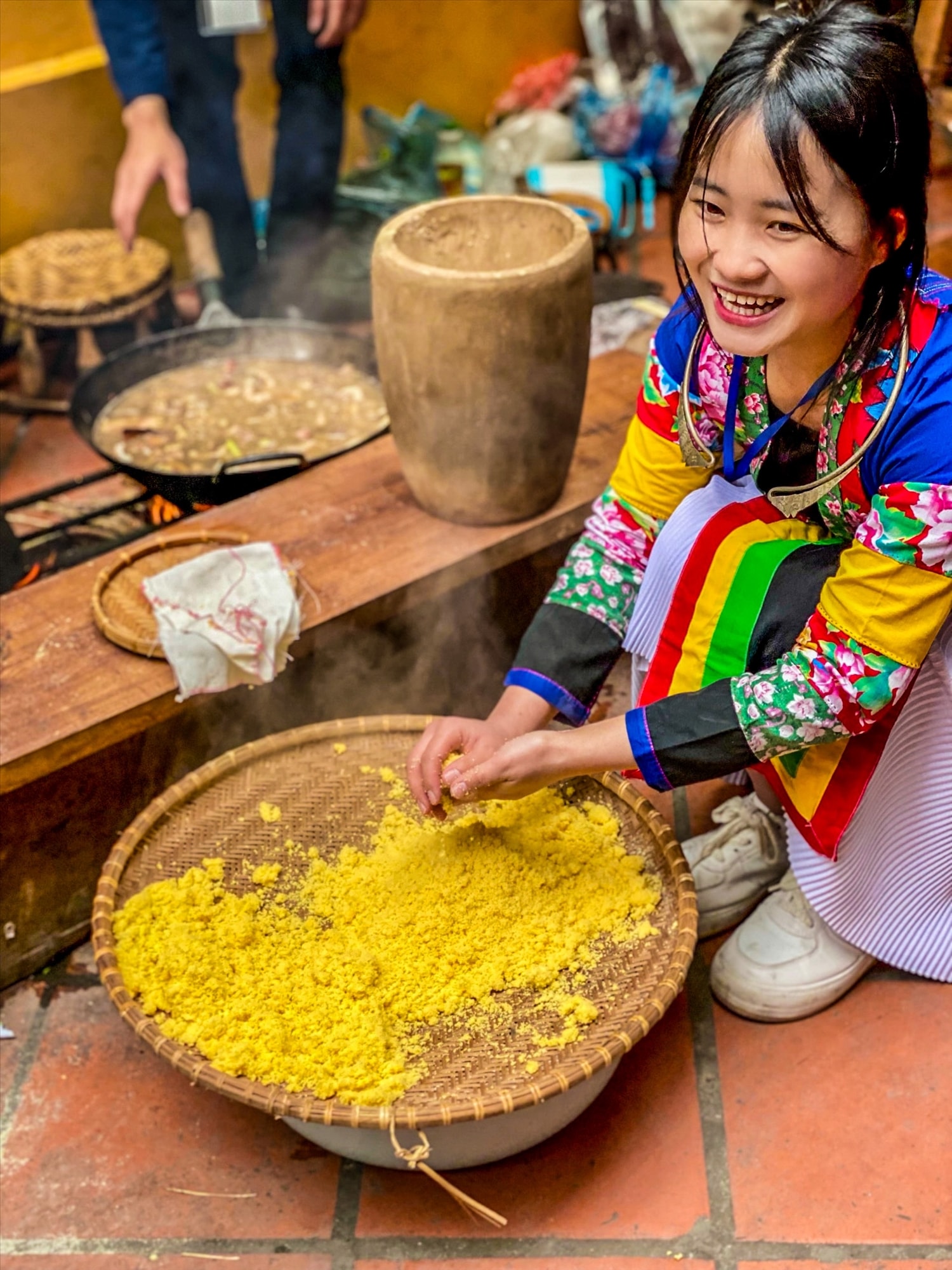 Không gian ngoài trời, tái hiện lại đời sống văn hóa của người Mông, với những hoạt động sinh hoạt thường ngày như nấu mèn mén...