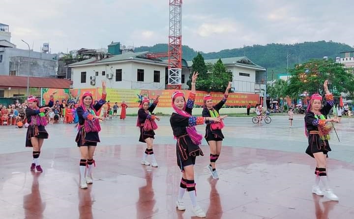 Hào hứng trình diễn các điệu nhảy với bộ trang phục truyền thống
