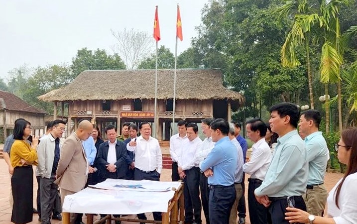 Bí thư Tỉnh ủy Hòa Bình Nguyễn Phi Long (áo trắng đứng giữa) chỉ đạo triển khai Khu tổ hợp Không gian Văn hóa Mường tại xóm Lũy Ải, xã Phong Phú, huyện Tân Lạc, tỉnh Hòa Bình