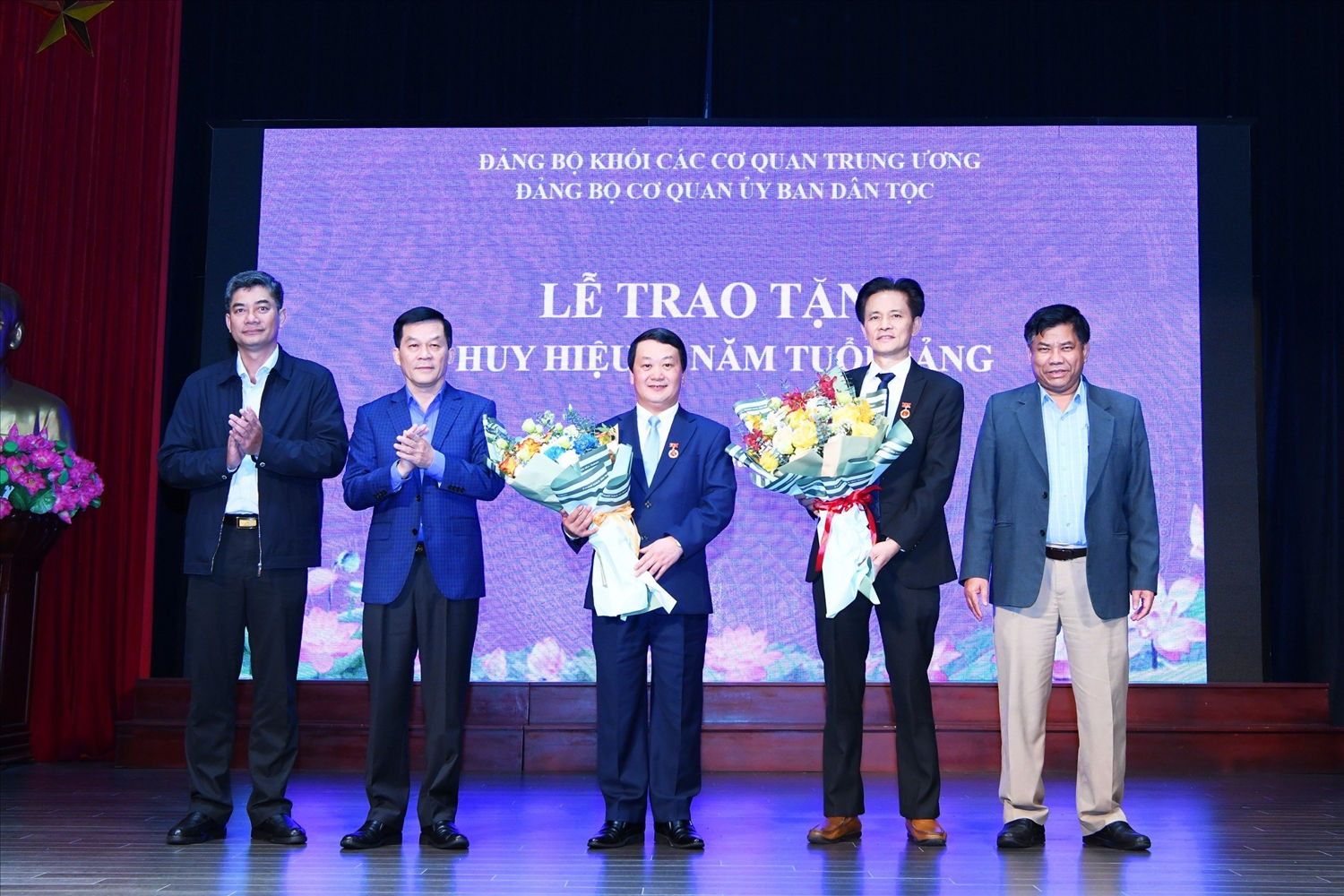 Tập thể Ban Cán sự Đảng UBDT tặng hoa chúc mừng Bộ trưởng, Chủ nhiệm Hầu A Lềnh và Giám đốc Nhà khách Dân tộc Bùi Thiện Lạc