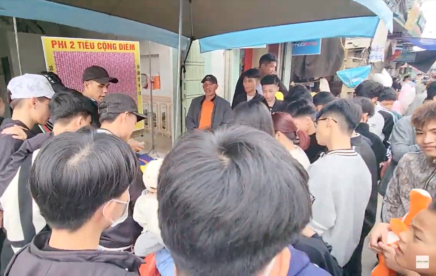 Trò chơi ném phi tiêu tại các lễ hội luôn thu hút đông đảo người tham gia vì tâm lý thắng thua, nhiều người đặt số tiền lên đến hàng triệu đồng (Ảnh MH)