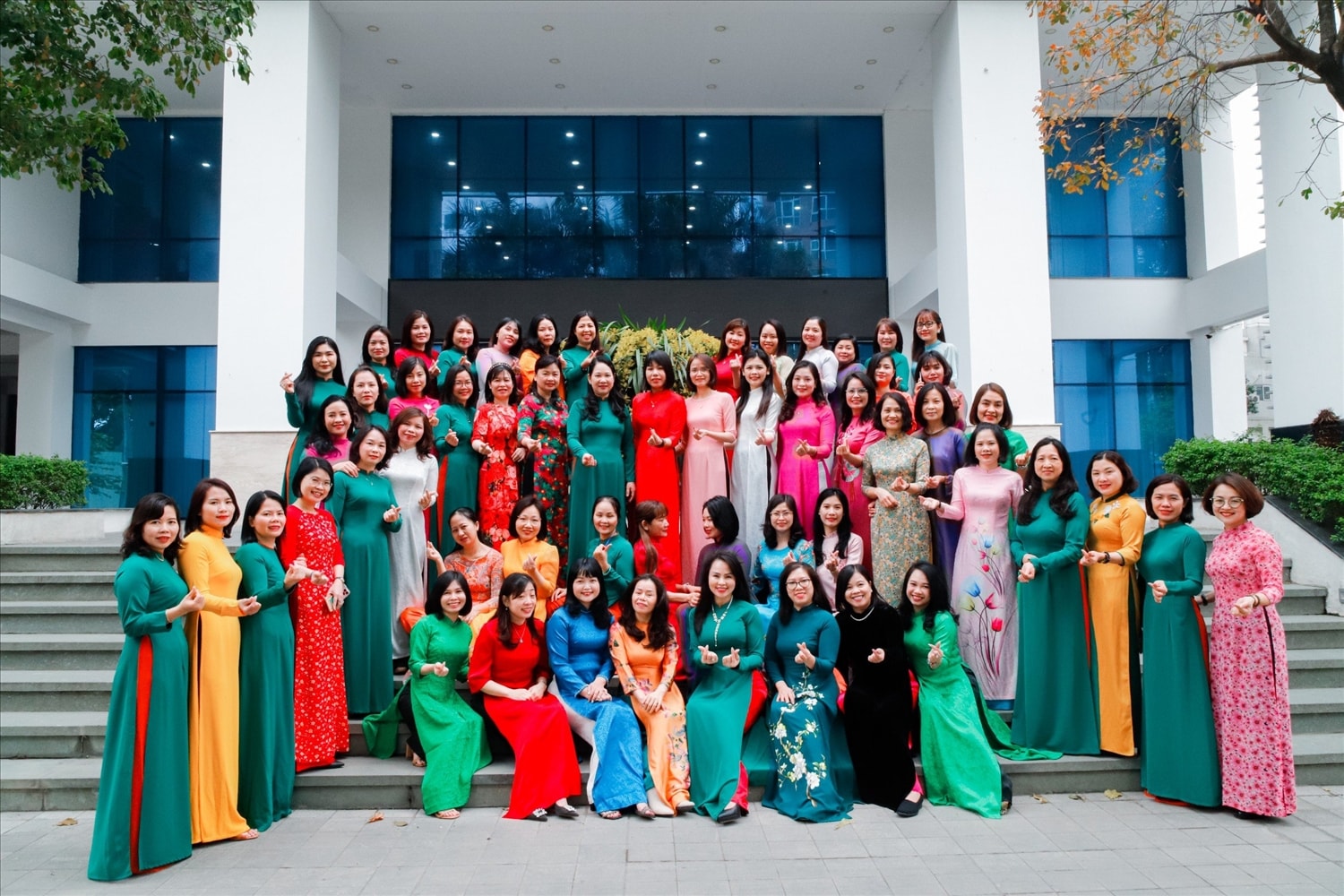 Thứ trưởng, Phó Chủ nhiệm Nông Thị Hà chụp ảnh cùng tập thể nữ cán bộ, công chức, viên chức, người lao động trong hệ thống cơ quan Ủy ban Dân tộc Thứ trưởng, Phó Chủ nhiệm Nông Thị Hà chụp ảnh cùng tập thể nữ cán bộ, công chức, viên chức, người lao động trong hệ thống cơ quan Ủy ban Dân tộc