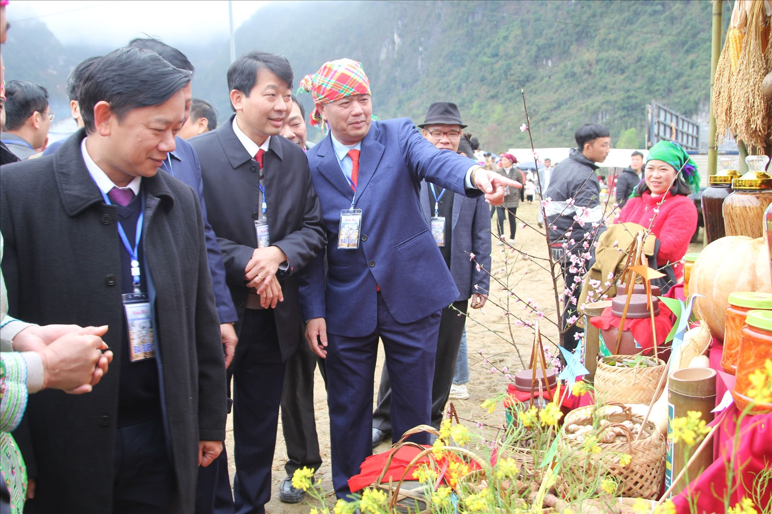 Các đại biểu tham quan các gian hàng trưng bày sản phẩm Các đại biểu tham quan các gian hàng trưng bày sản phẩm