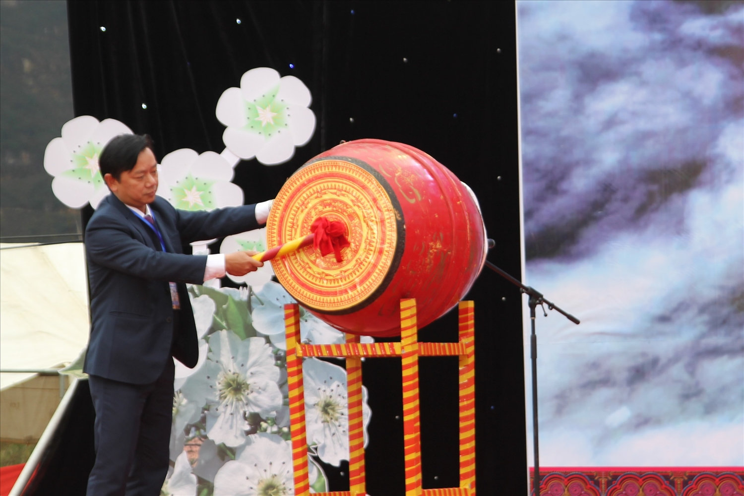 Bí thư Huyện ủy Bảo lạc Lã Hoài Nam đánh trống khai hội Bí thư Huyện ủy Bảo lạc Lã Hoài Nam đánh trống khai hội