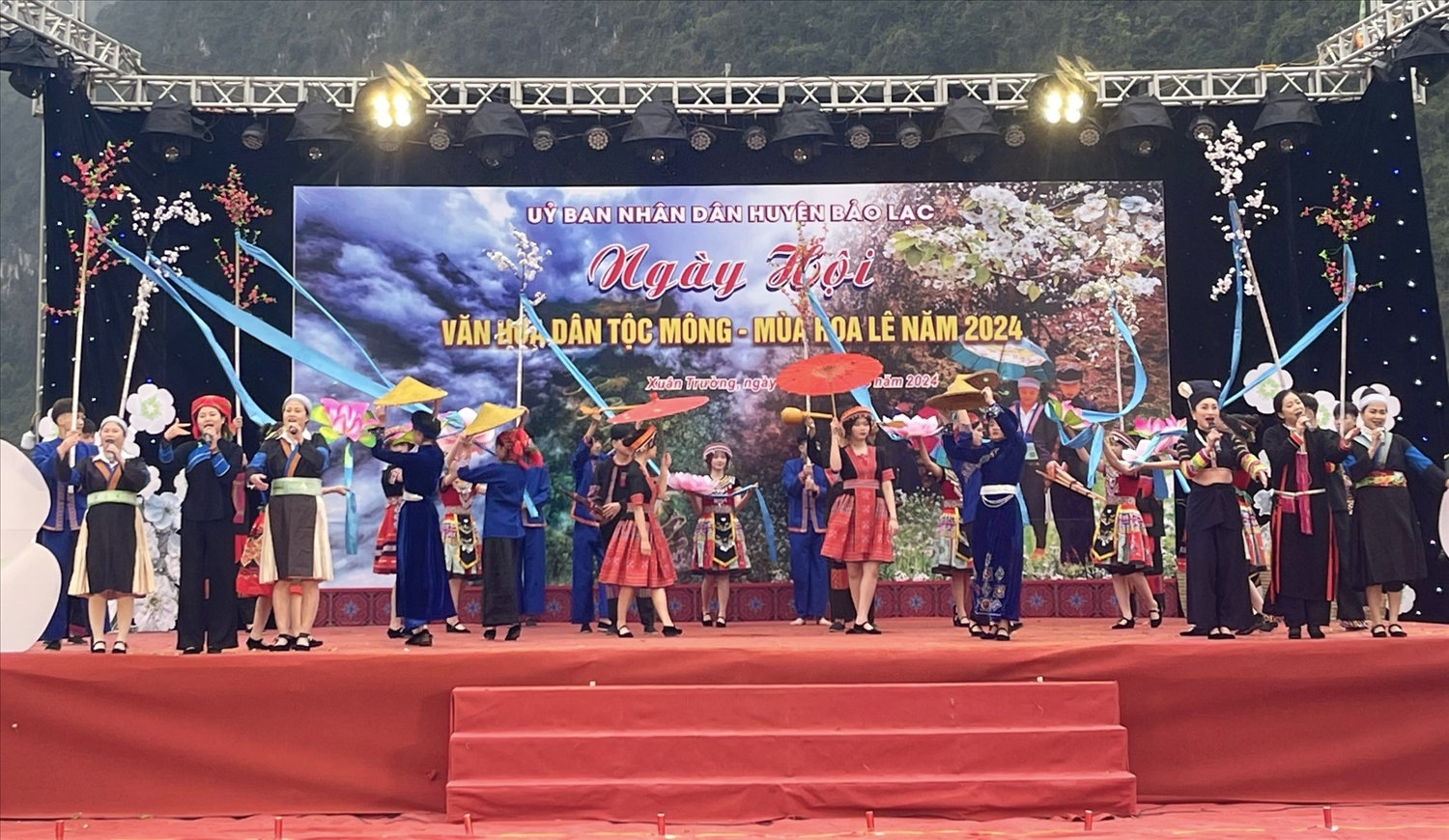 Sôi nổi các tiết mục văn nghệ tại ngày hội Sôi nổi các tiết mục văn nghệ tại ngày hội