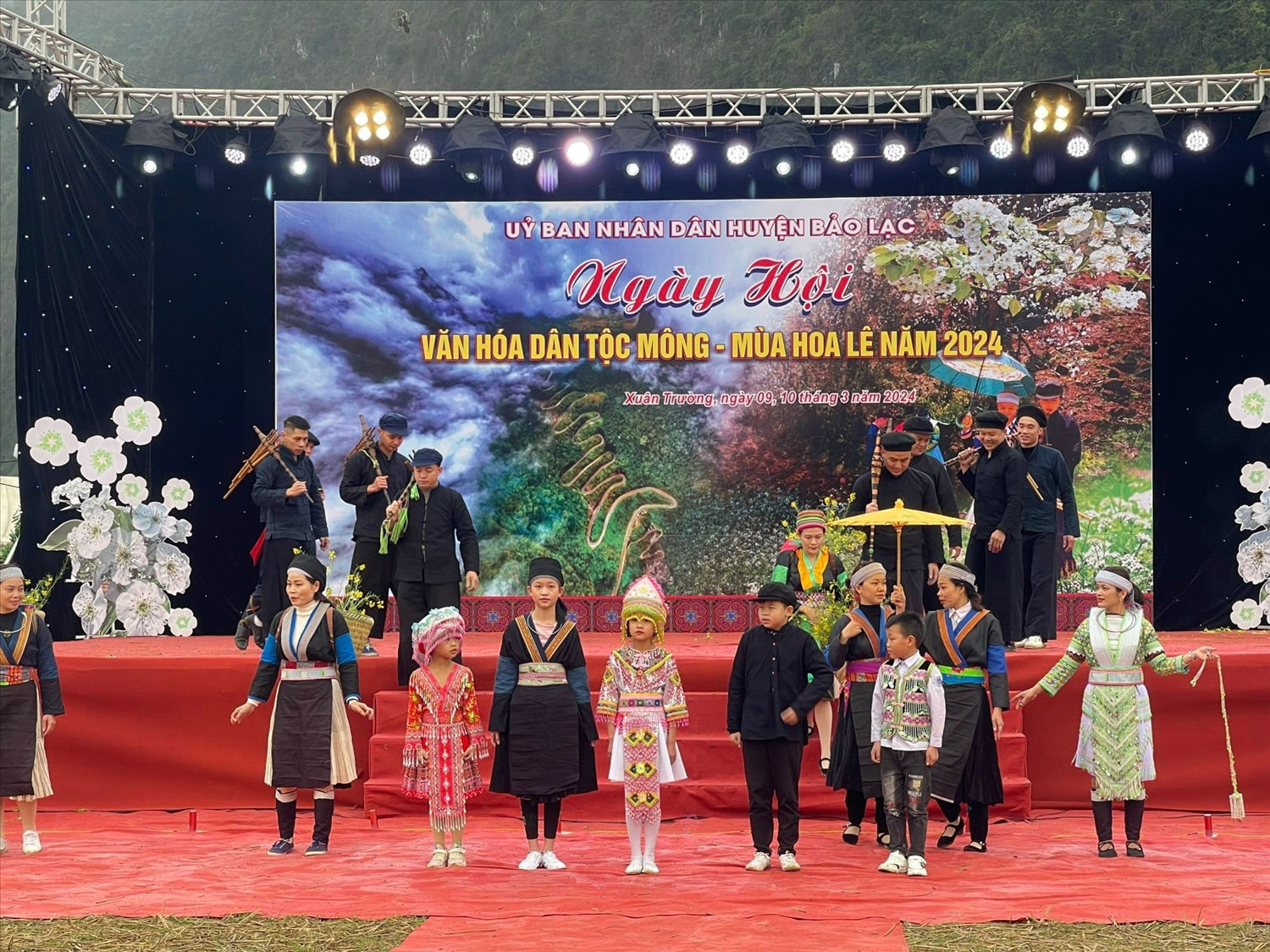 Màn trình diễn trang phục dân tộc Mông Màn trình diễn trang phục dân tộc Mông