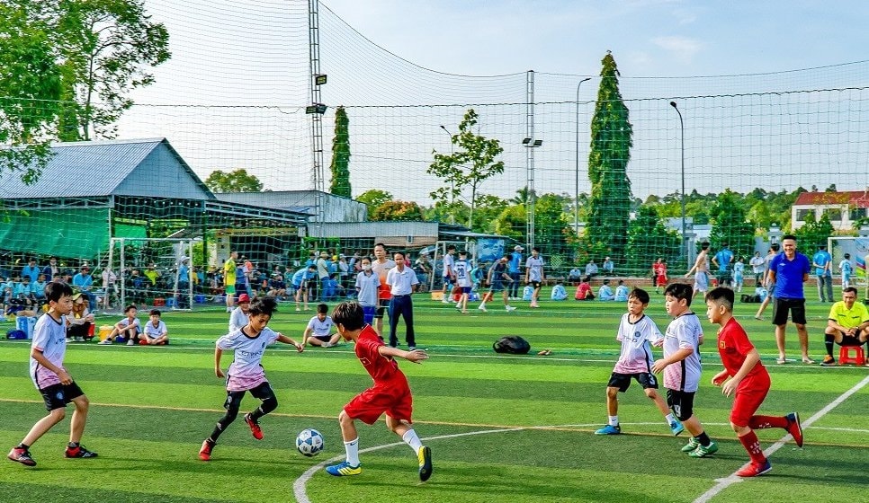 Các vận động viên nhí tham gia môn bóng đá nam. 