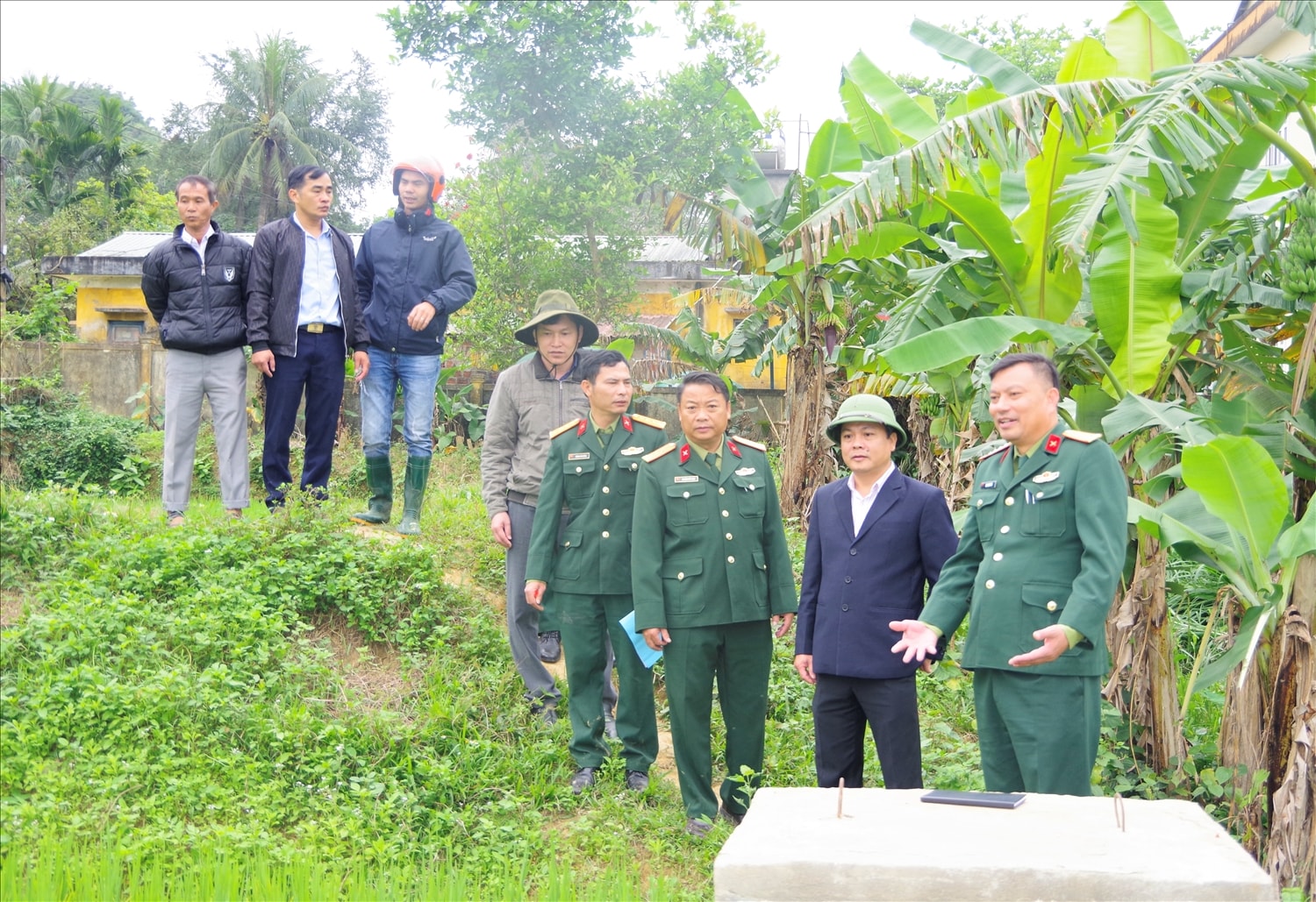 Lãnh đạo các đơn vị đã tiến hành kiểm tra thực tế các hạng mục của công trình được bàn giao.
