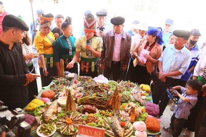 Đồng bào dân tộc háo hức tham gia phần thi ẩm thực trong Ngày hội Đồng bào dân tộc háo hức tham gia phần thi ẩm thực trong Ngày hội
