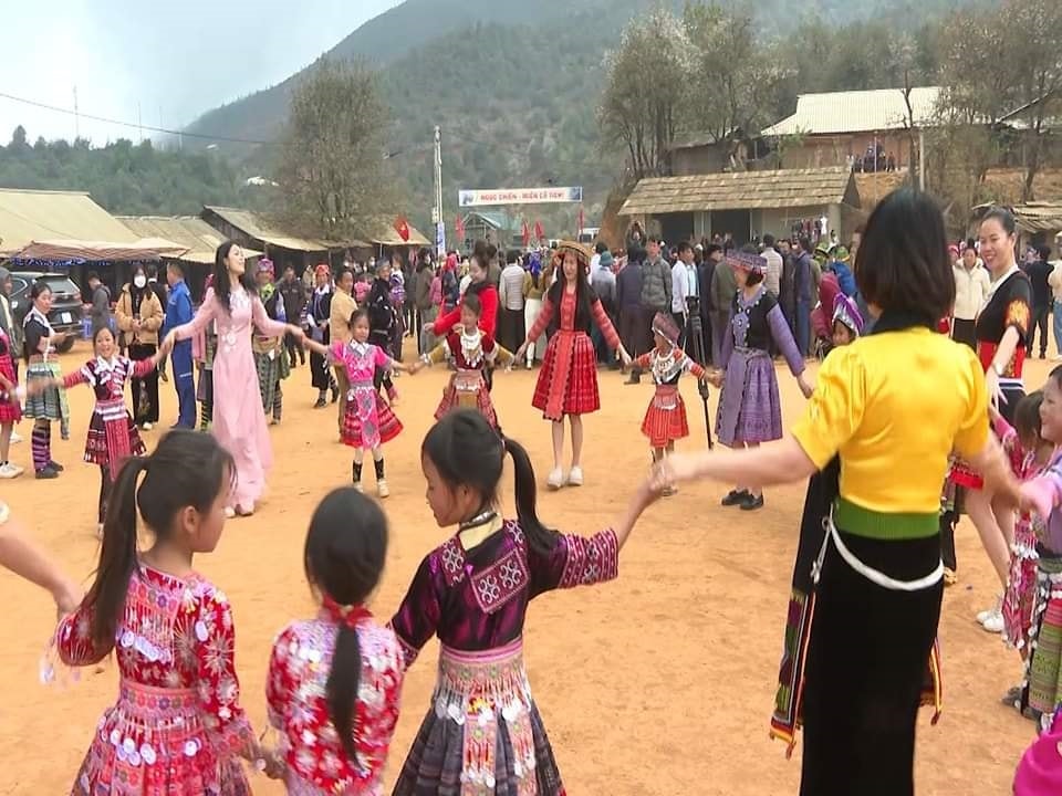 Du khách đến trải nghiệm Ngày hội hoa Sơn Tra có thể cùng hòa mình vào các điệu múa vòng xòa truyền thống của vùng cao Tây Bắc Du khách đến trải nghiệm Ngày hội hoa Sơn Tra có thể cùng hòa mình vào các điệu múa vòng xòa truyền thống của vùng cao Tây Bắc