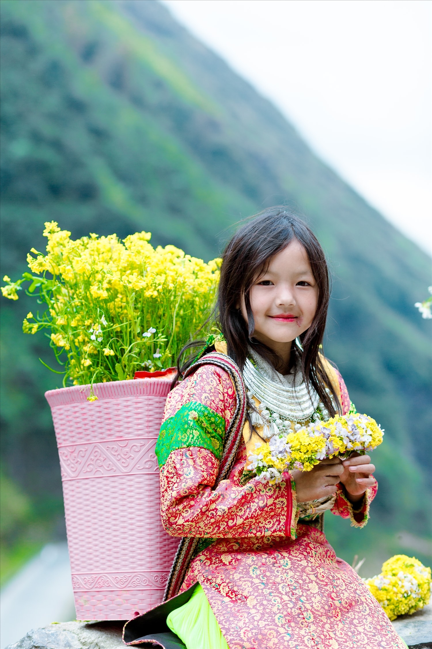 Em bé người Mông  trên con đường Hạnh Phúc