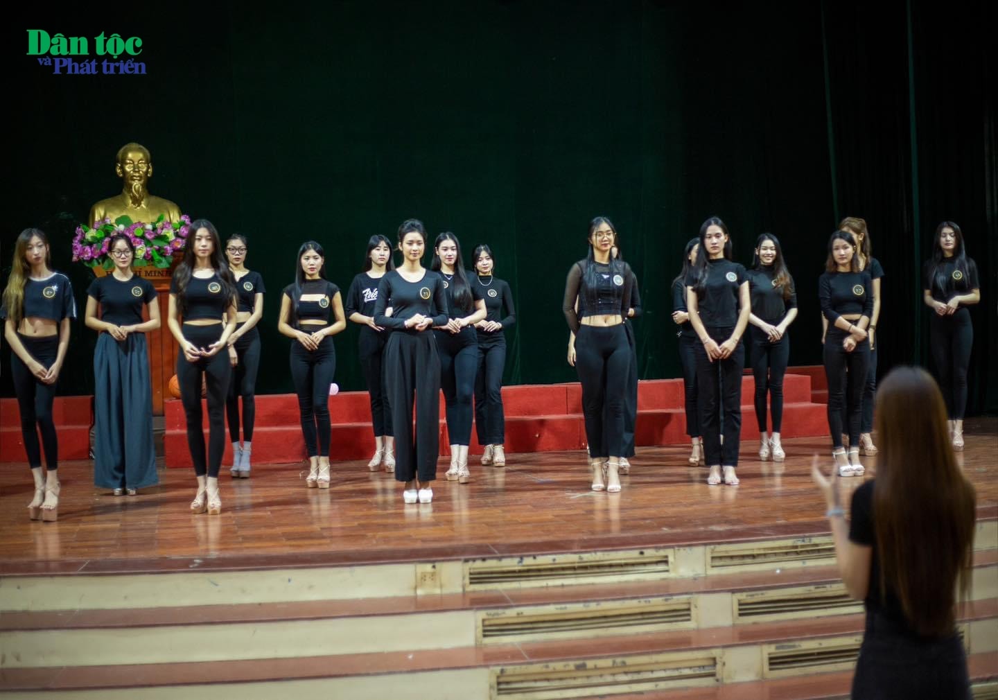 Trong đêm Chung kết 21 các bạn sẽ thể hiện các phần trình diễn: Áo dài, Trang phục thể thao, Trang phục dân tộc.
