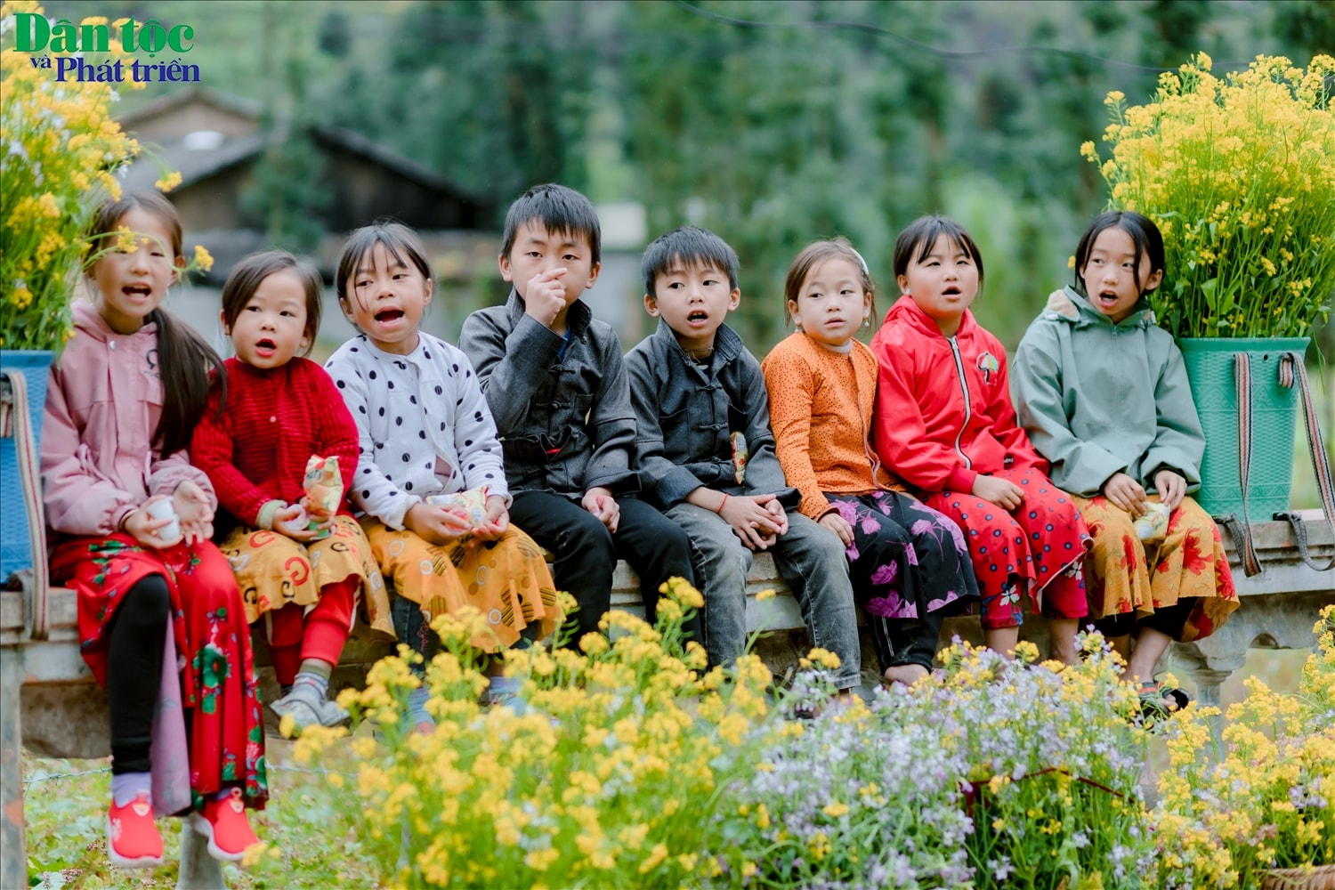Những em bé ở  Lũng Cẩm