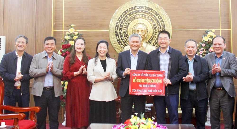 Lãnh đạo Công ty Cổ phần Fuji Bắc Giang trao biểu trưng kinh phí hỗ trợ xóa nhà tạm, nhà dột nát tại huyện Sơn Động Lãnh đạo Công ty Cổ phần Fuji Bắc Giang trao biểu trưng kinh phí hỗ trợ xóa nhà tạm, nhà dột nát tại huyện Sơn Động