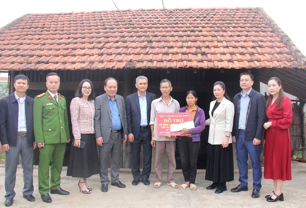 Đoàn công tác trao tiền hỗ trợ hộ ông Lương Văn Kiền, tổ dân phố Hạ 1, thị trấn An Châu (Sơn Động) xây dựng nhà ở Đoàn công tác trao tiền hỗ trợ hộ ông Lương Văn Kiền, tổ dân phố Hạ 1, thị trấn An Châu (Sơn Động) xây dựng nhà ở