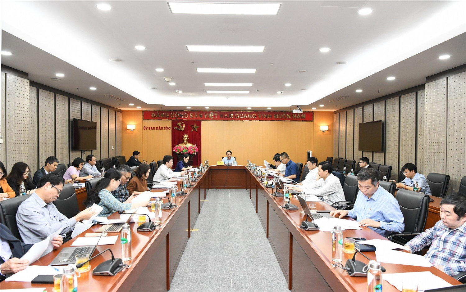 Quang cảnh cuộc họp