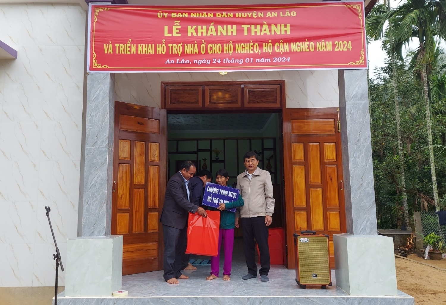 Thời gian qua, huyện An Lão đã hỗ trợ cho nhiều hộ nghèo có nhà ở ổn định Thời gian qua, huyện An Lão đã hỗ trợ cho nhiều hộ nghèo có nhà ở ổn định