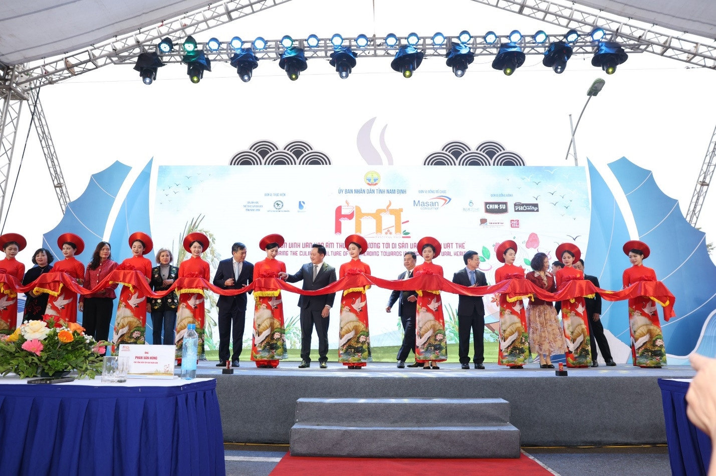 Đại diện Công ty Masan Consumer và các vị đại biểu cắt băng chính thức khai mạc Festival Phở 2024 Đại diện Công ty Masan Consumer và các vị đại biểu cắt băng chính thức khai mạc Festival Phở 2024